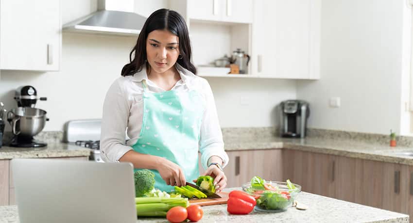 woman-preparing-vegetable-salad