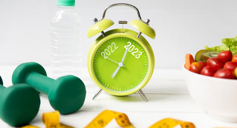 2023 clock shows healthy lifestyle choices to lose weight