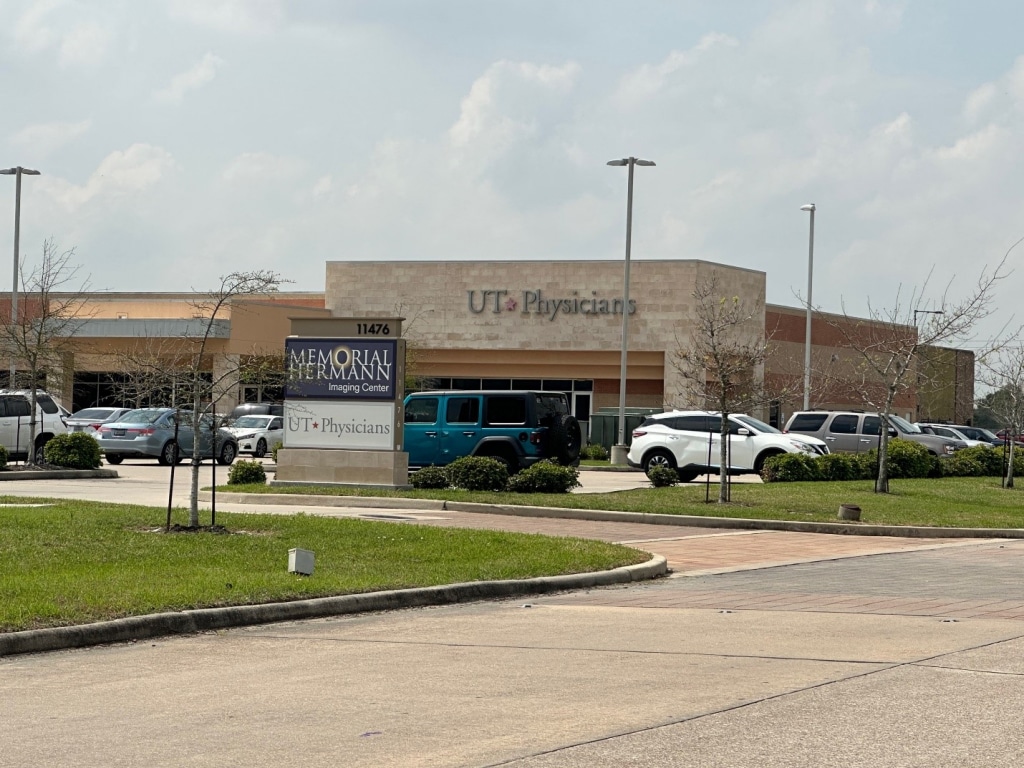 The front sign and parking lot of the UT Physicians location in Bayshore